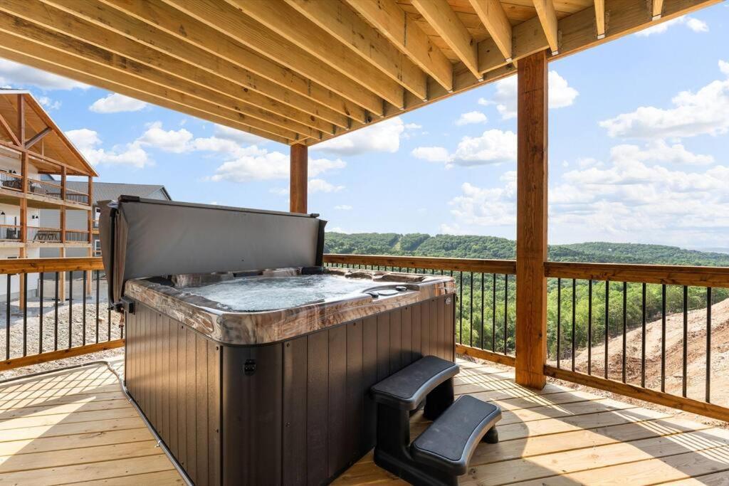 The Lake Fish-Amazing Views-Sleeps 24-Indoor-Outdoor Pools Branson Exterior photo
