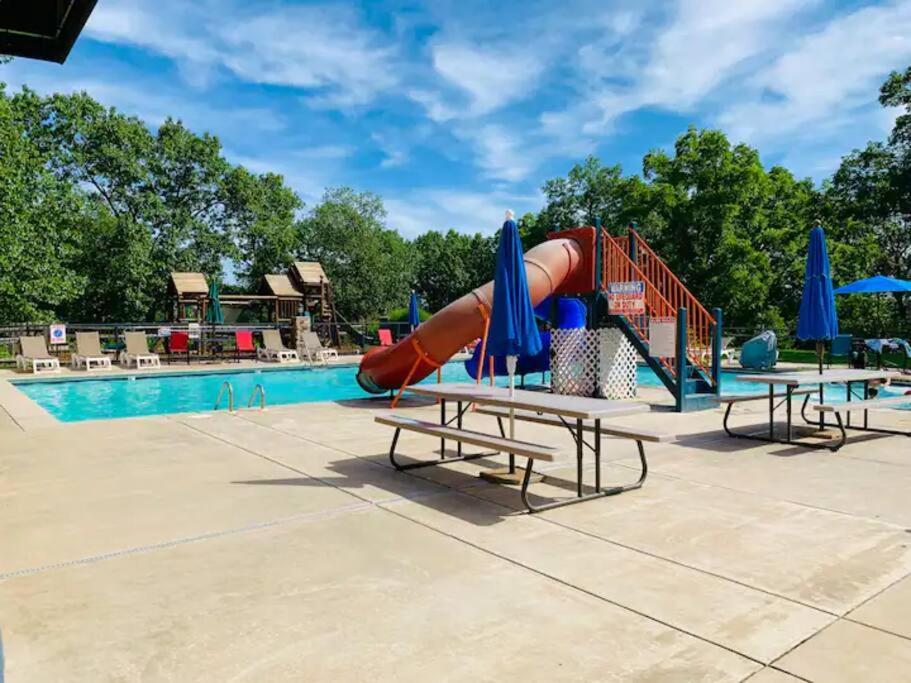 The Lake Fish-Amazing Views-Sleeps 24-Indoor-Outdoor Pools Branson Exterior photo
