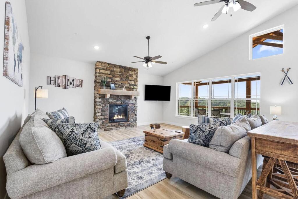 The Lake Fish-Amazing Views-Sleeps 24-Indoor-Outdoor Pools Branson Exterior photo